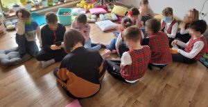 Primul copil din Ucraina, o fata de 11 ani, participa intr-un program de socializare si educatie la un afterschool din Dumbravita, langa Timisoara